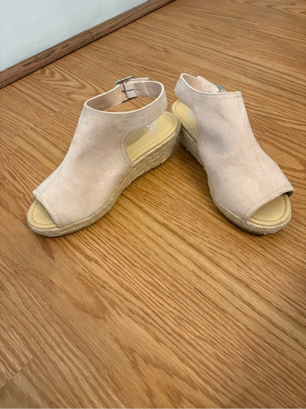Open-Toe Suede Wedge Sandals in Light Pink